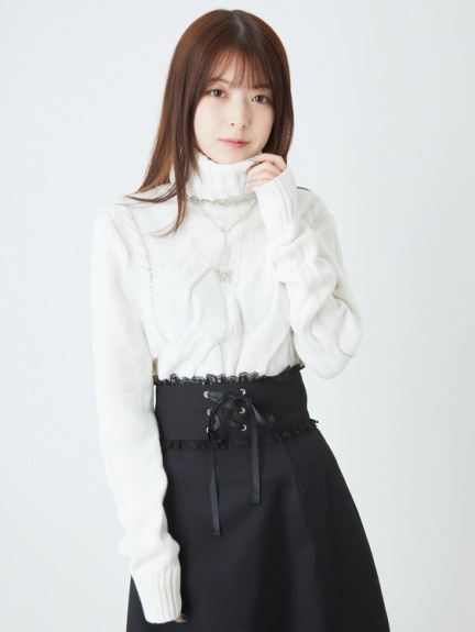 バタフライネックレス付きケーブルニット