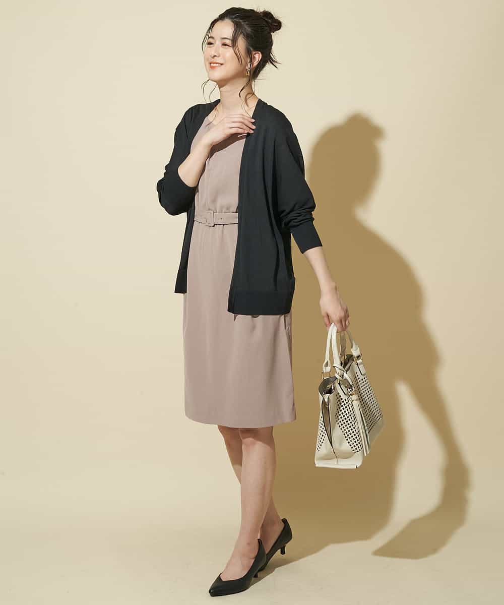 【洗濯機で洗える】ベルト付きキーネックワンピース