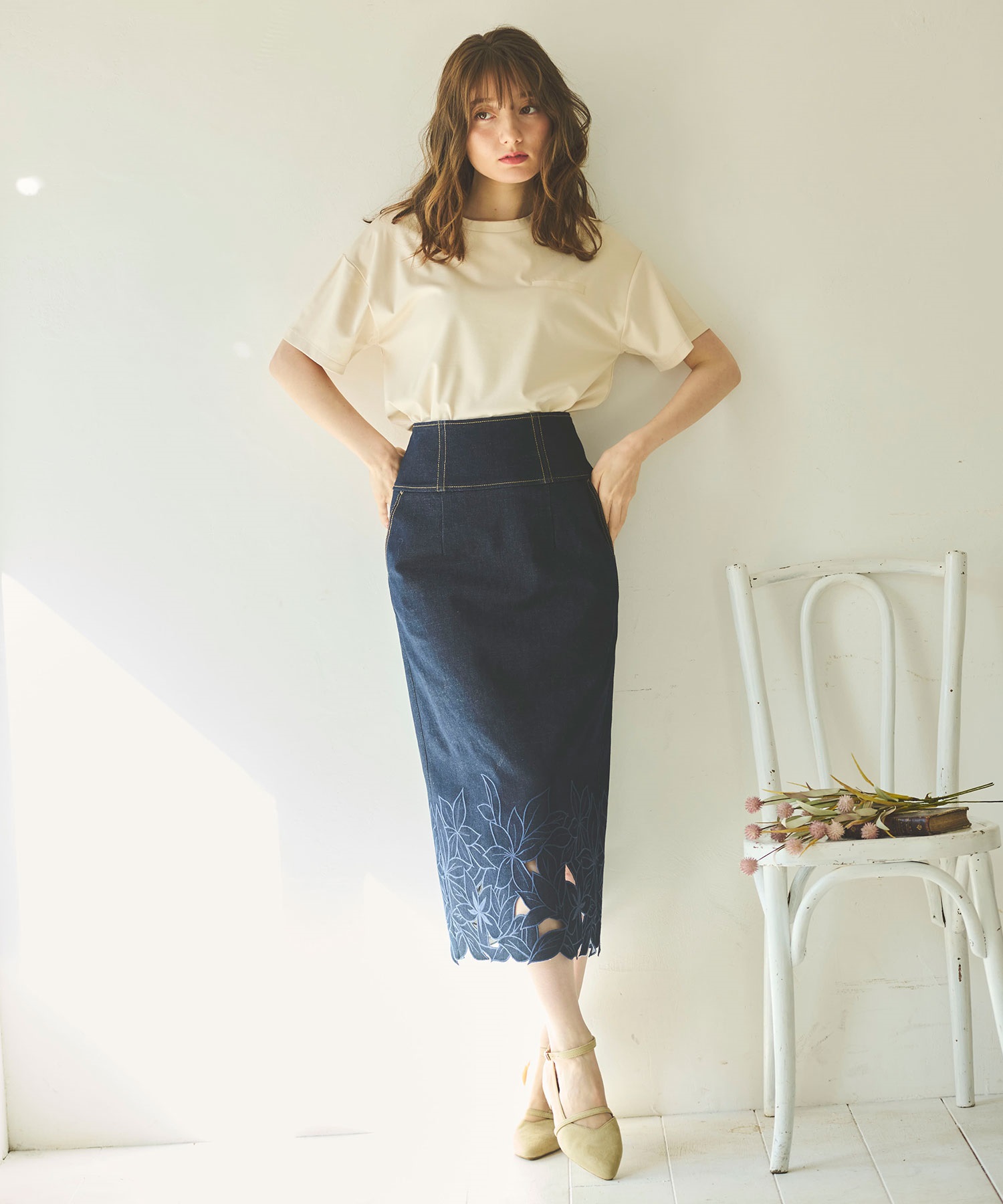 ボタニカル刺繍タイトスカート