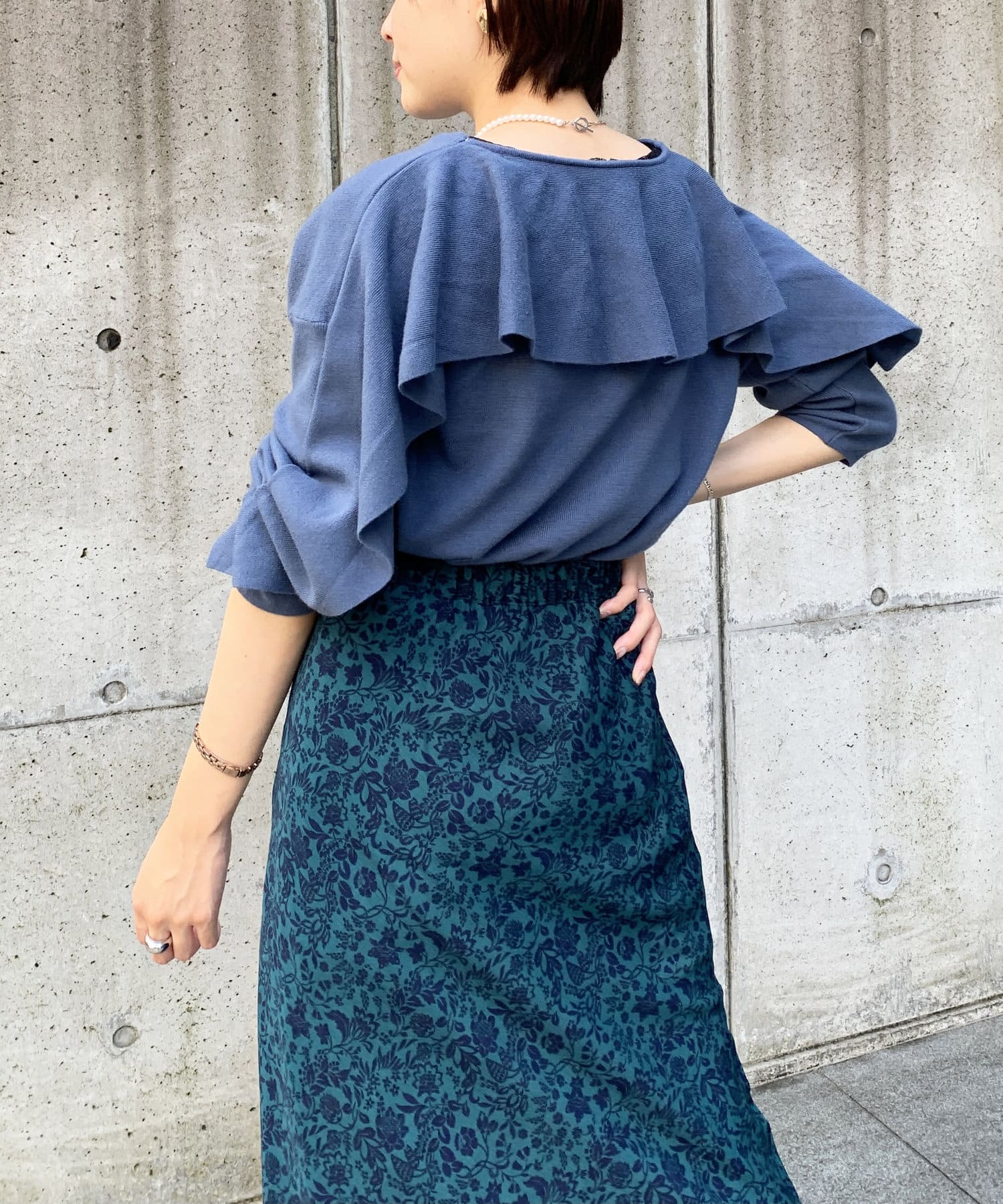 バックフリルニット