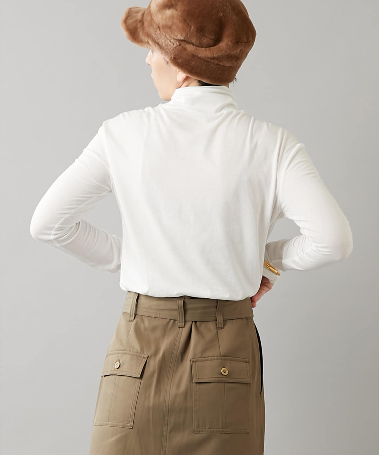 カットタートルネックプルオーバー