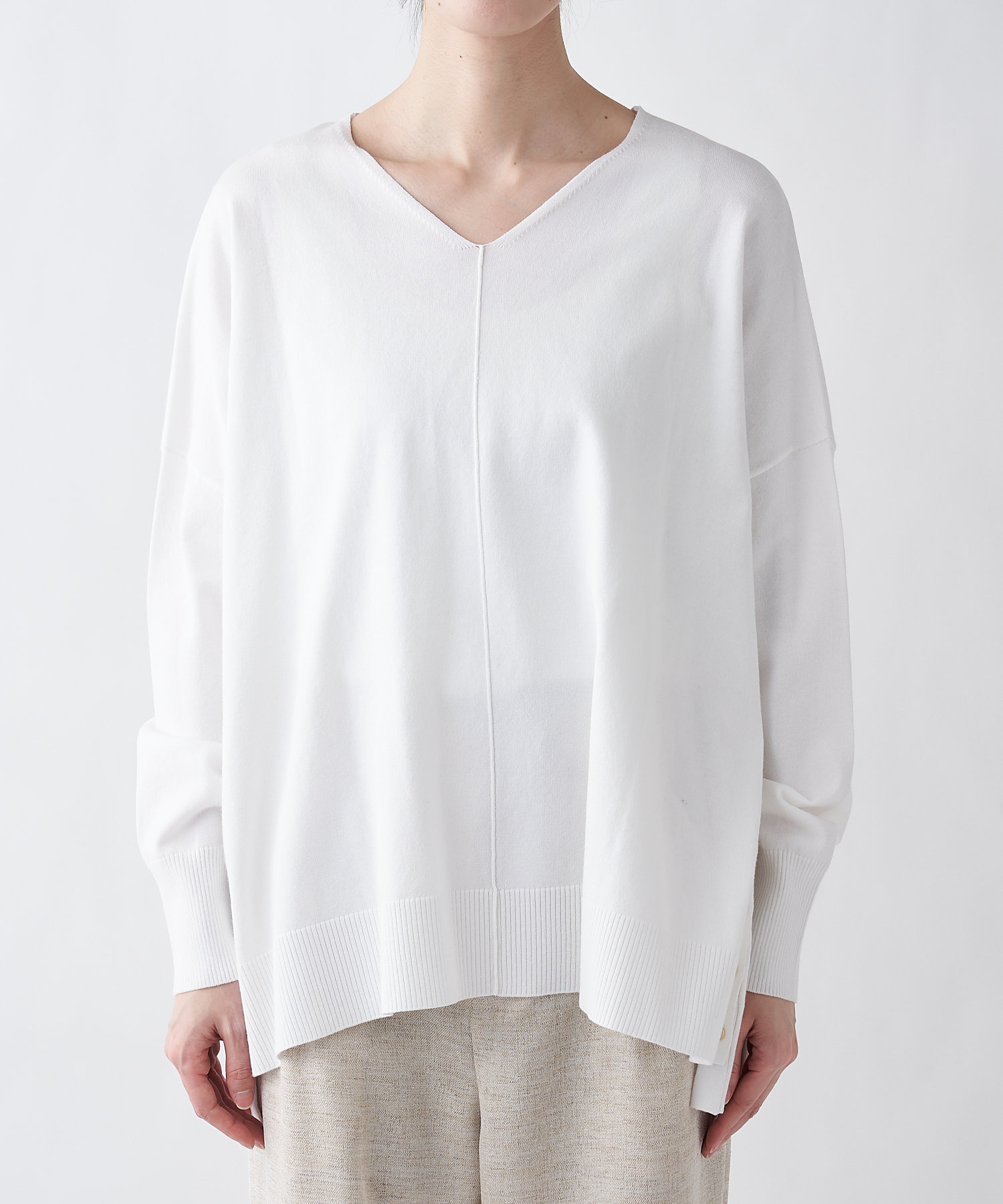 《予約》【《上品カジュアルな1枚》手洗い可】サイドボタンワイドニット