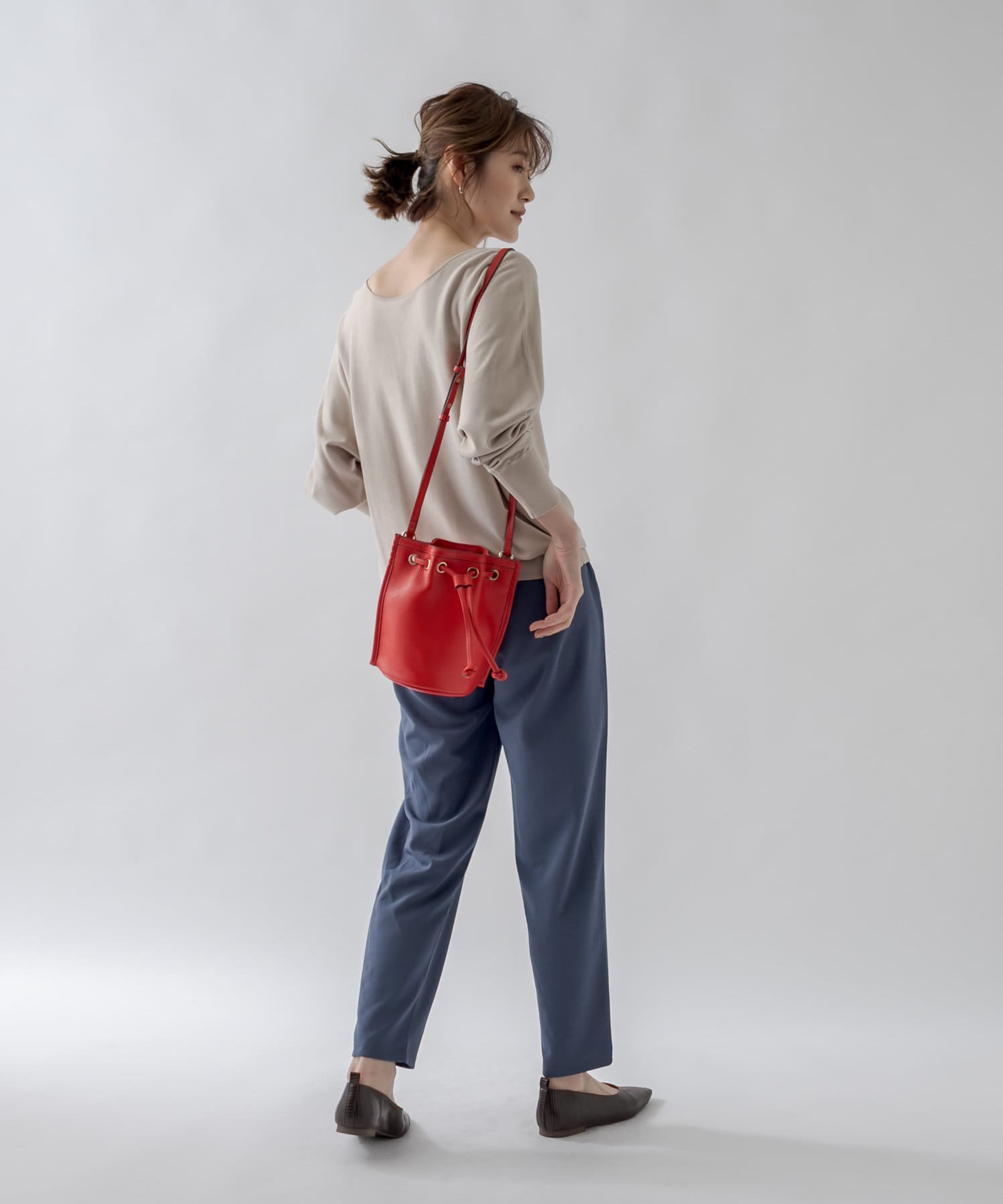 【クラシックなデザイン】レザー巾着ショルダーバッグ 【クラシックなデザイン】レザー巾着ショルダーバッグ
