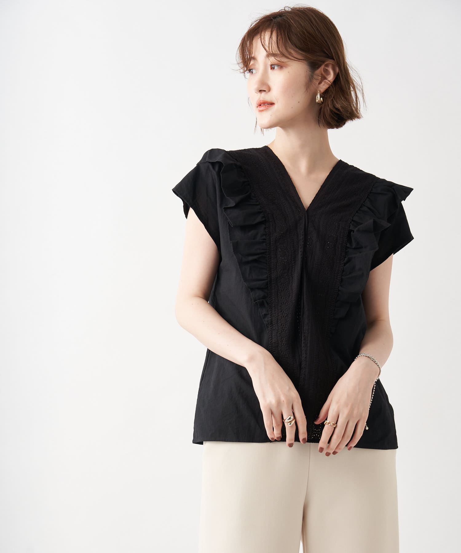 【着るだけで華やぐ主役級ブラウス】レースフリルVネックブラウス