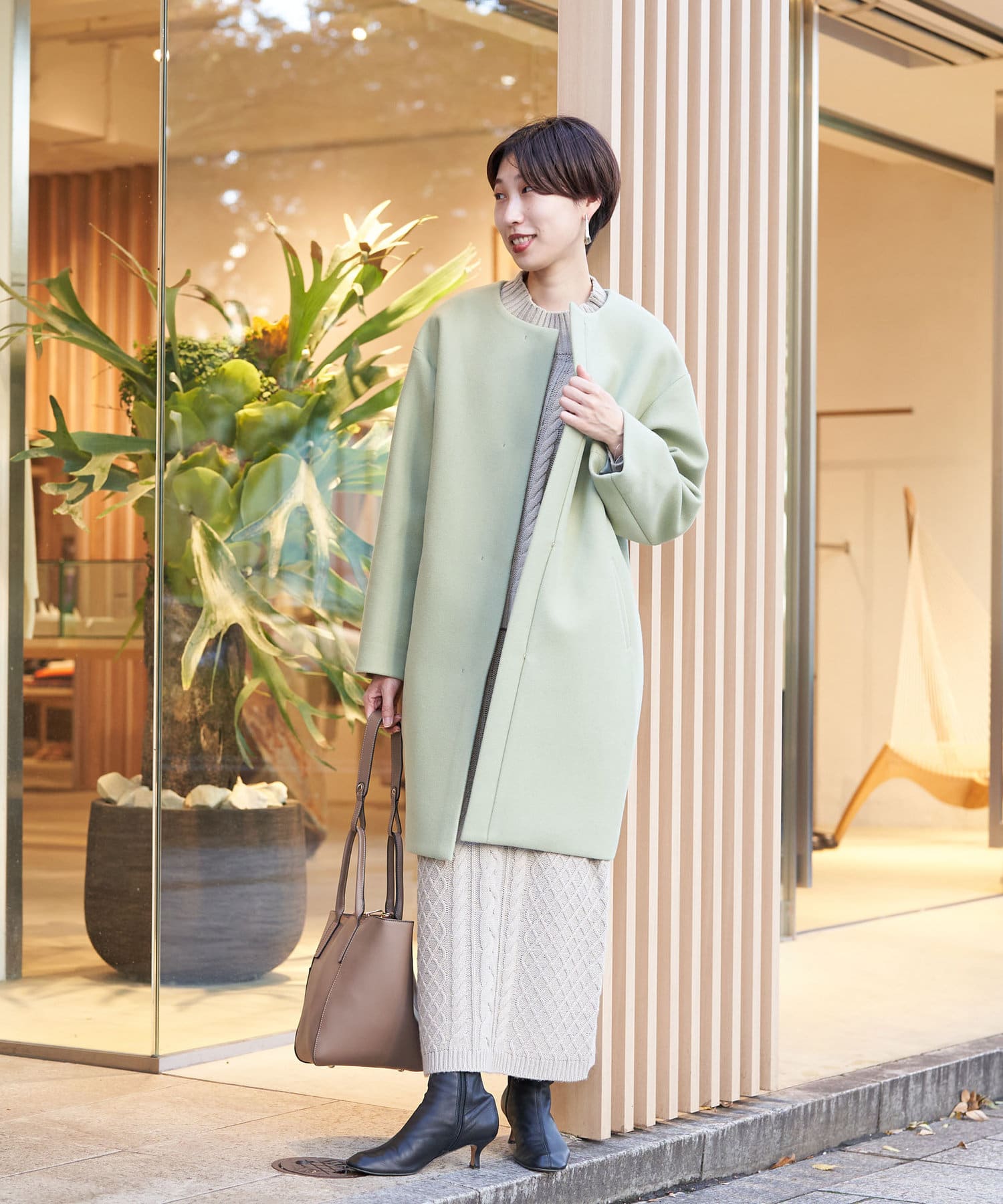 【女性らしい首元を演出してくれる】ノーカラーコート