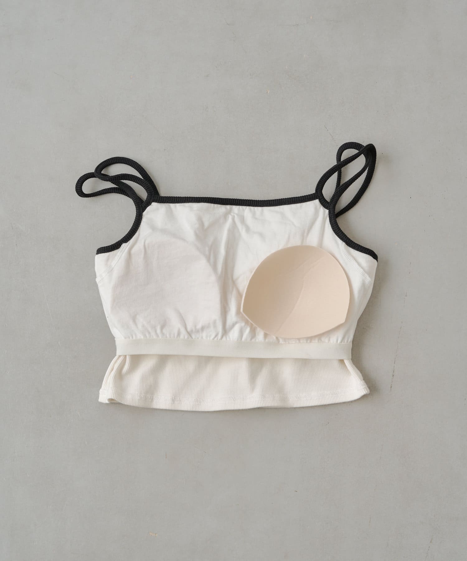 配色ライン胸刺繍キャミ