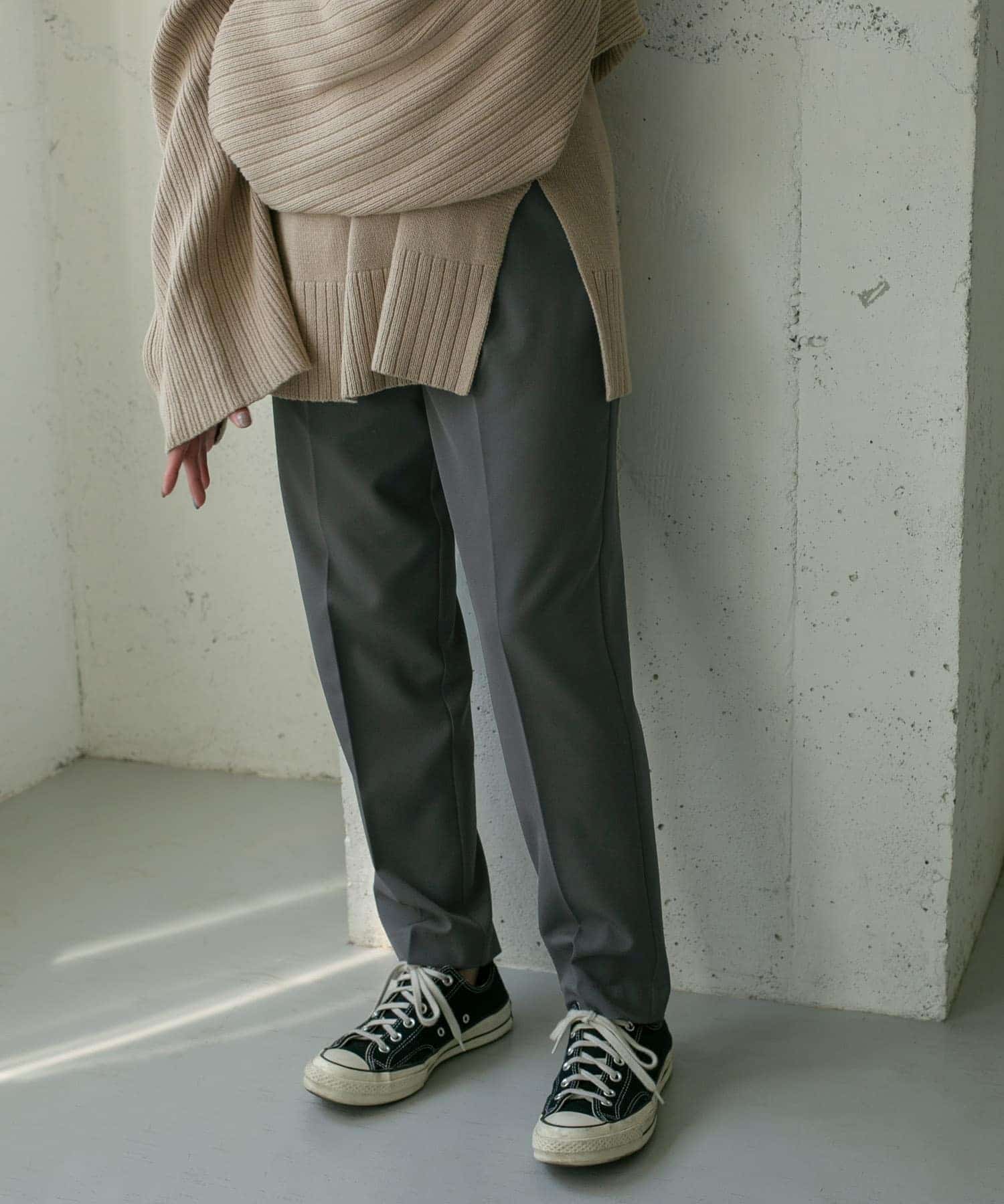 illi ワンタックスリムテーパードパンツ illi ワンタックスリムテーパードパンツ
