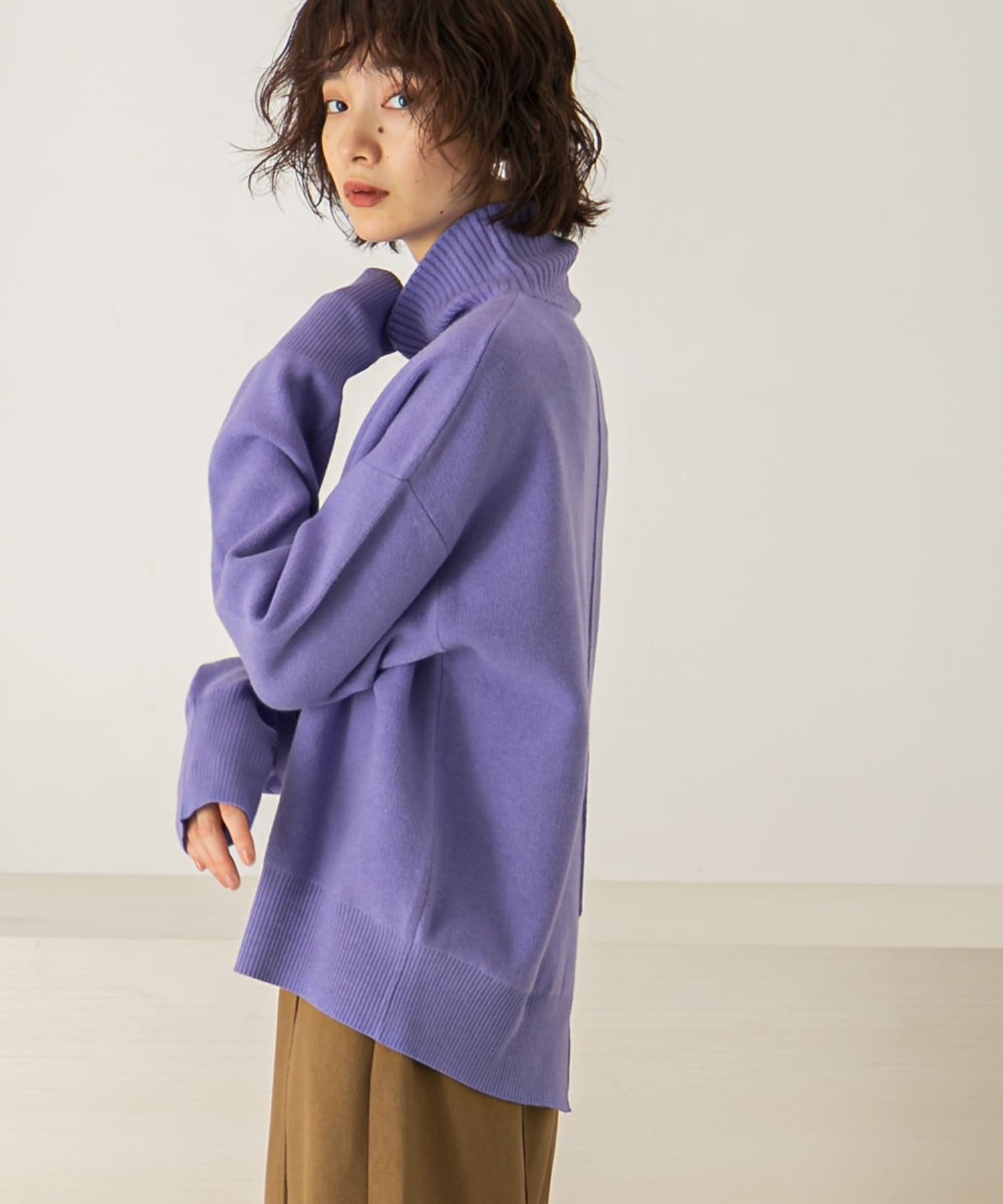 アウトリンキングBACKスリットハイネックニット