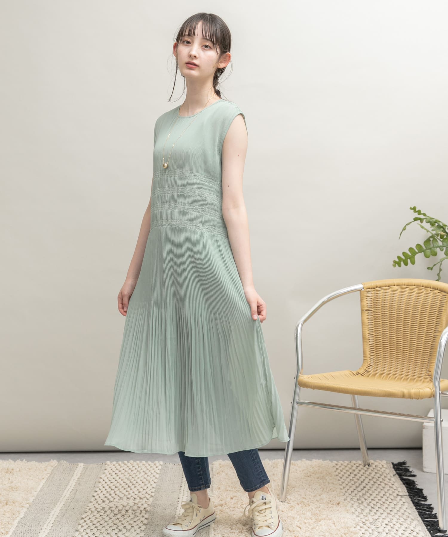UR Lab.　プリーツノースリーブワンピース