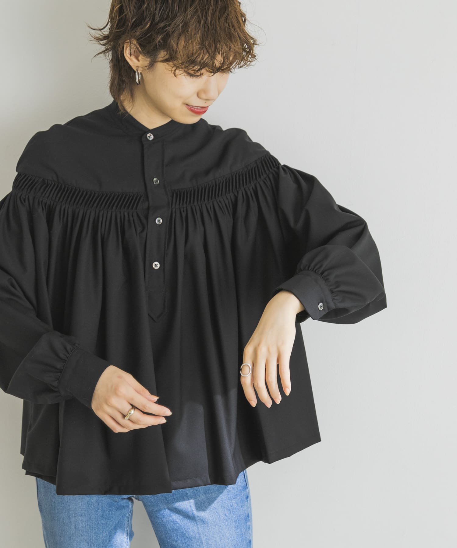 Scye　WashableWoolTuckPlacketBlouse