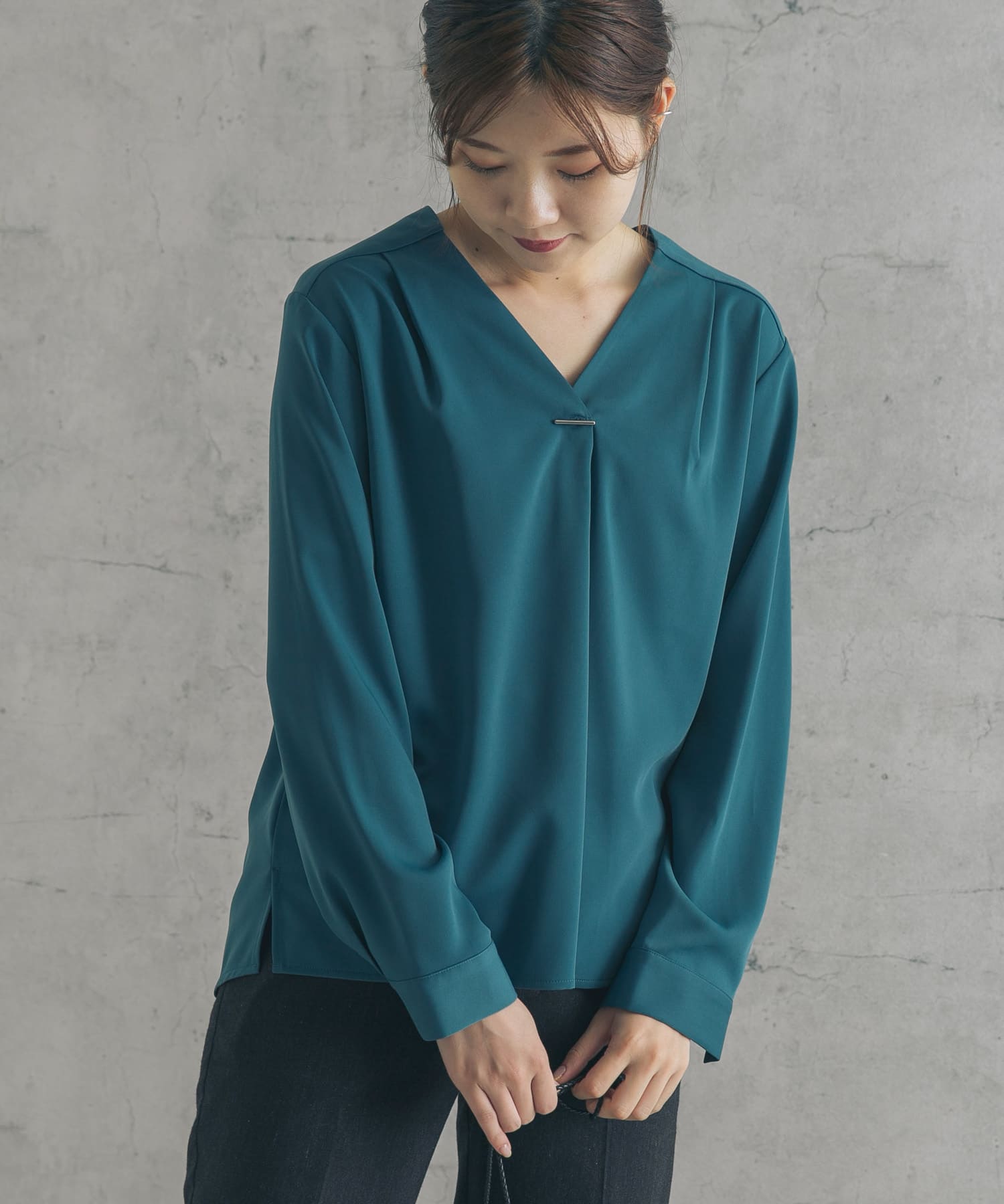 デザインタックVネックブラウス デザインタックVネックブラウス