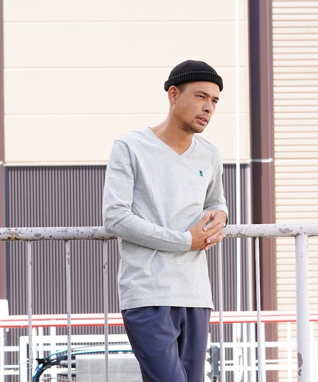 ライオン刺繍VネックロングスリーブＴシャツ