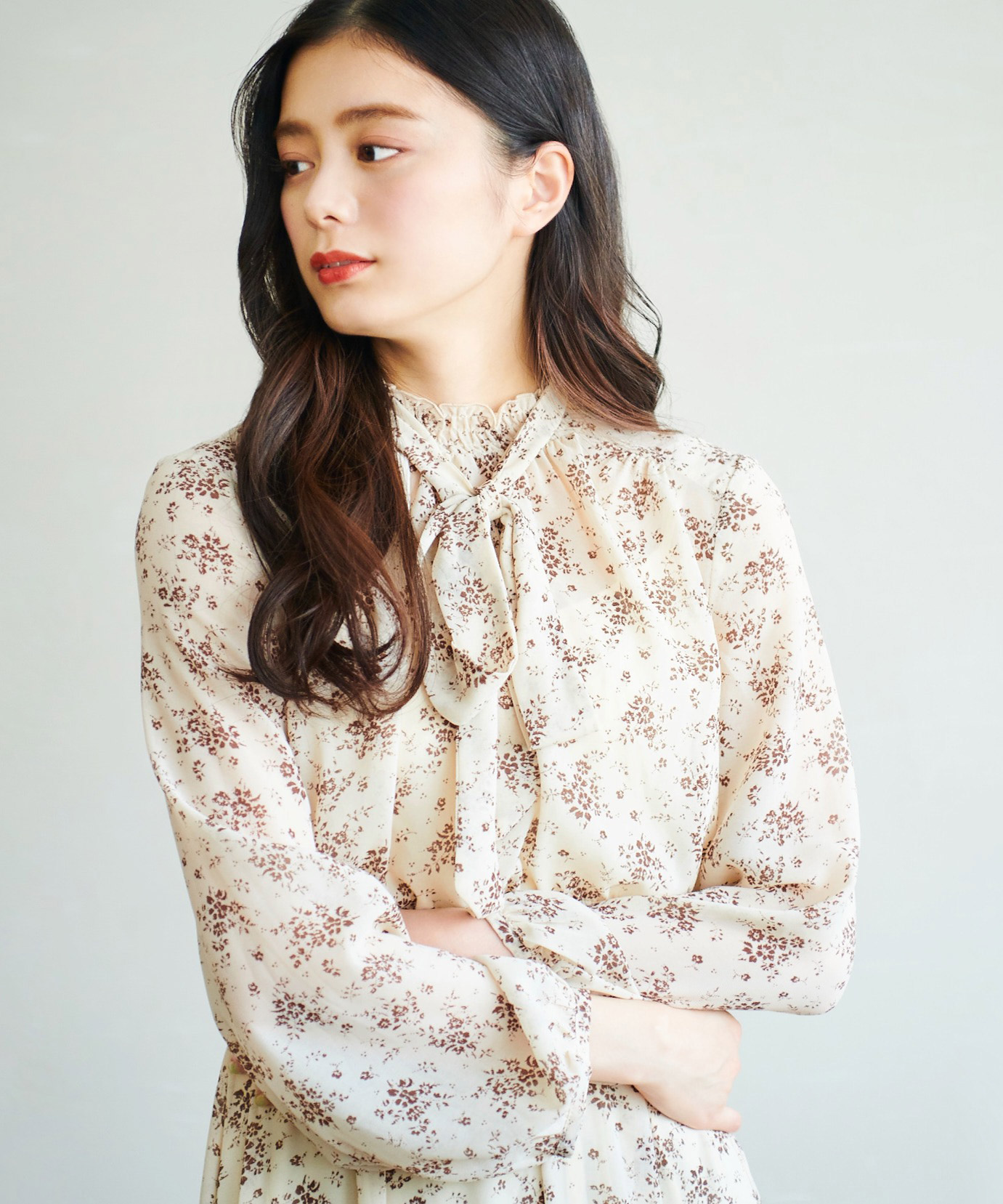 タイ付きフラワープリントワンピース