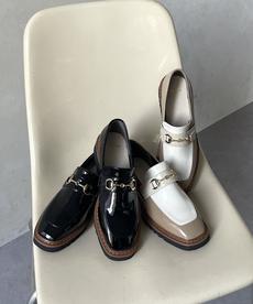 厚底エナメルローファー