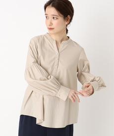 【洗える/大人の華やかブラウス】パール調ボタン袖コンシャスブラウス