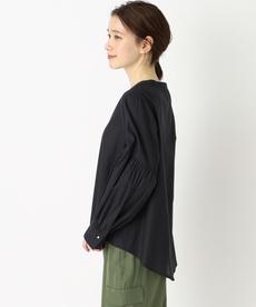 【洗える/大人の華やかブラウス】パール調ボタン袖コンシャスブラウス